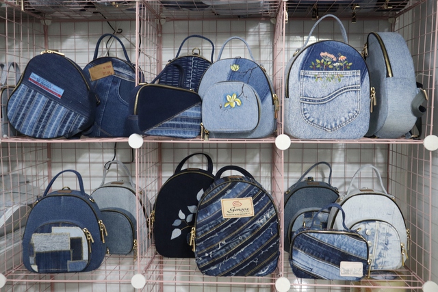Cô gái 9X tái chế chất liệu jeans cũ thành túi xách thời trang sành điệu - Ảnh 2.