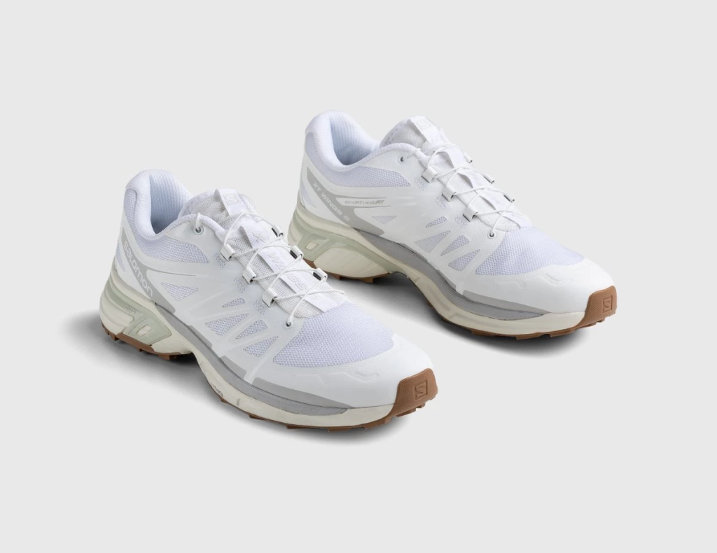 Sneaker trắng phong cách athleisure
