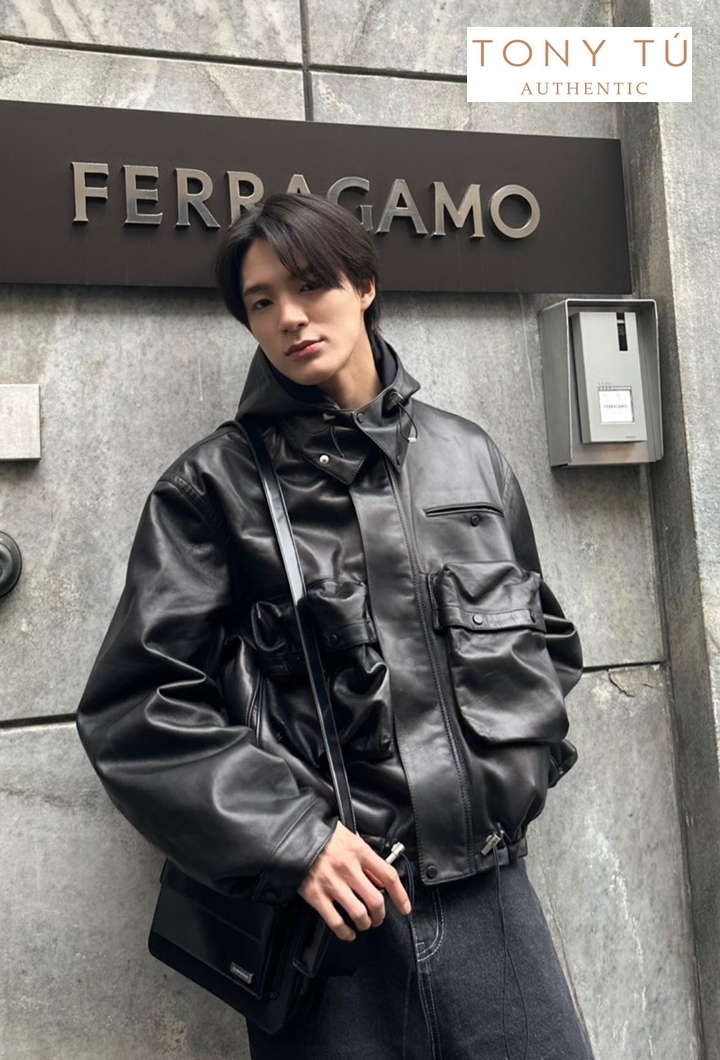 Jeno tạo dáng ở cửa hàng Ferragamo